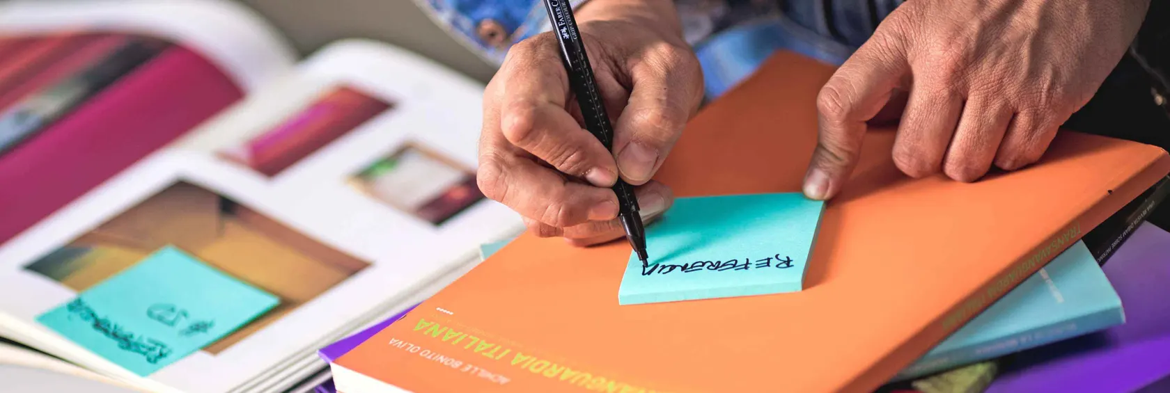 Unas manos escribiendo en un post-it